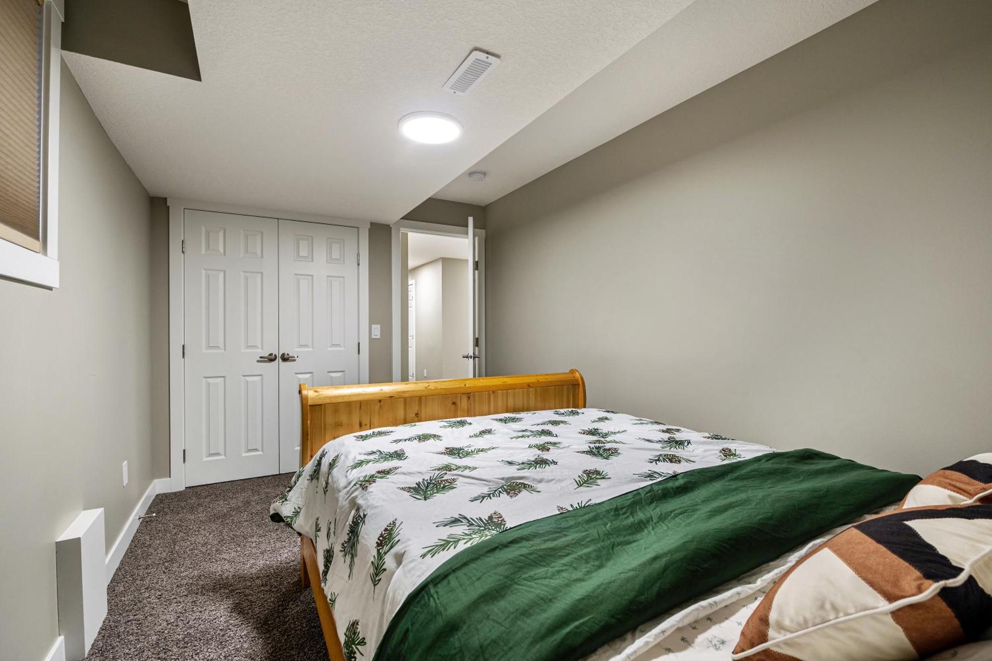 Modern 2 Bedroom Basement Suite With Laundry YYC Esterno foto